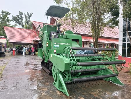 Pemda Sambas Serahkan Alsintan Kepada Petani
